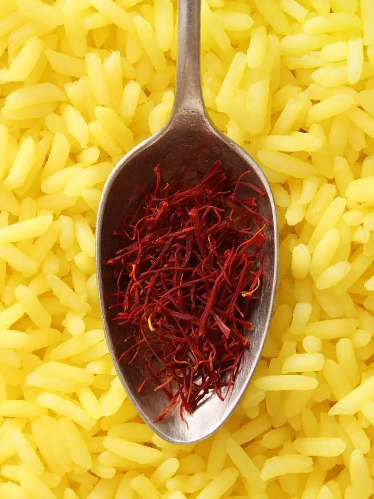 How to use saffron to cook rice?