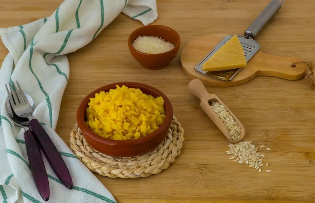 How to use saffron to cook rice?