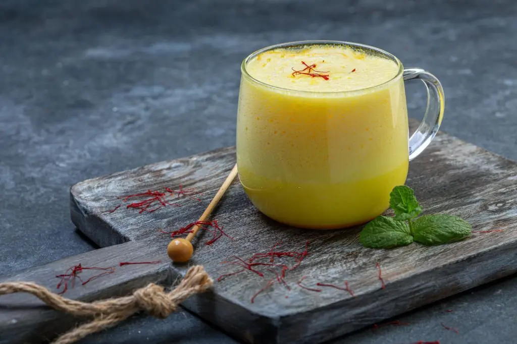 How much saffron to use in milk during pregnancy?